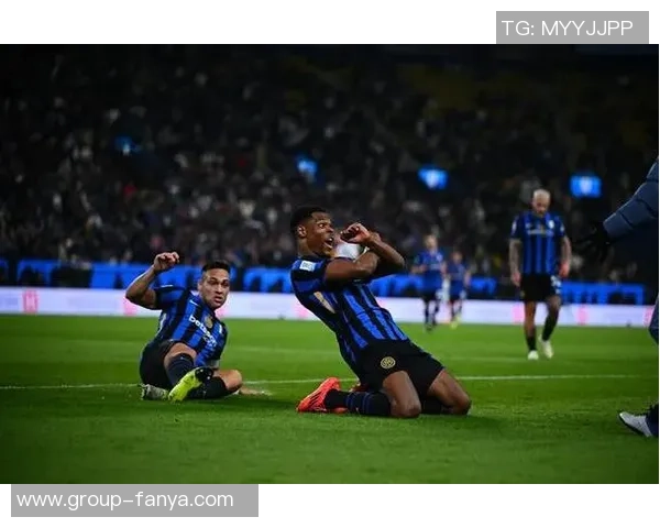 米兰同城德比胜利后球员们在餐厅欢庆继续热烈庆祝 米兰同城德比胜利后球员们在餐厅欢庆继续热烈庆祝