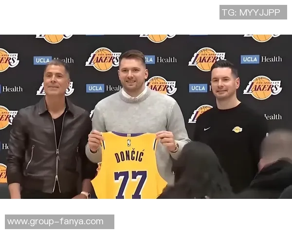 六年前的今天科比与女儿Gigi现场观赛用东契奇母语互喷垃圾话的温馨时刻