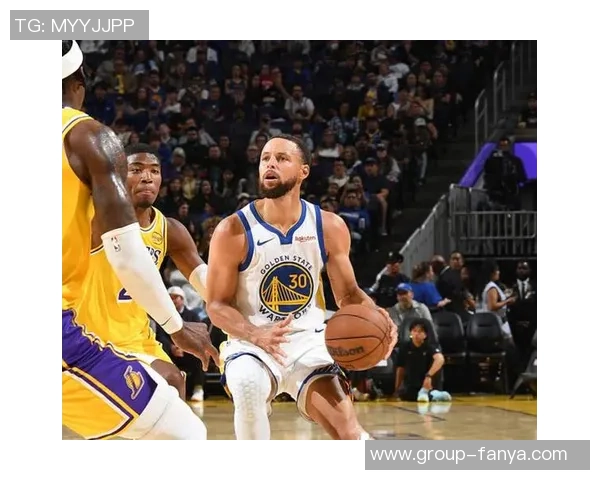 库里上半场表现抢眼13投7中斩获18分外加6助攻和2盖帽展现全面能力 库里上半场表现抢眼13投7中斩获18分外加6助攻和2盖帽展现全面能力