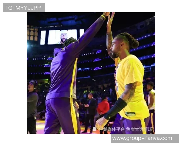 老队友默契配合濃眉果断分球助拉塞尔轻松命中三分