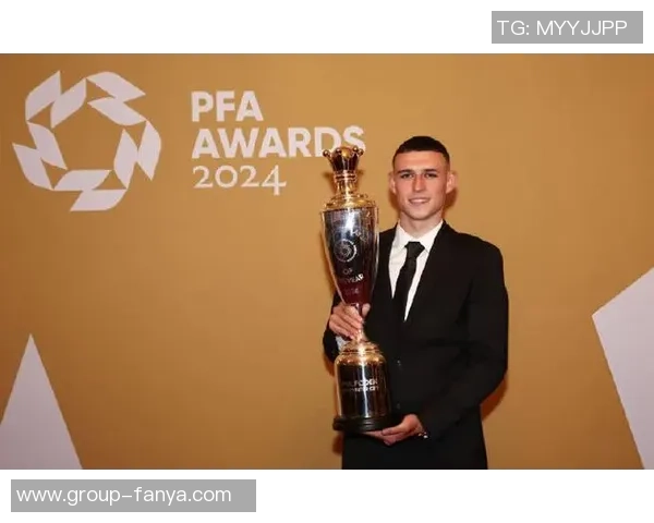 帕尔默荣获PFA年度最佳球员奖杯照片曝光引发热议 帕尔默荣获PFA年度最佳球员奖杯照片曝光引发热议